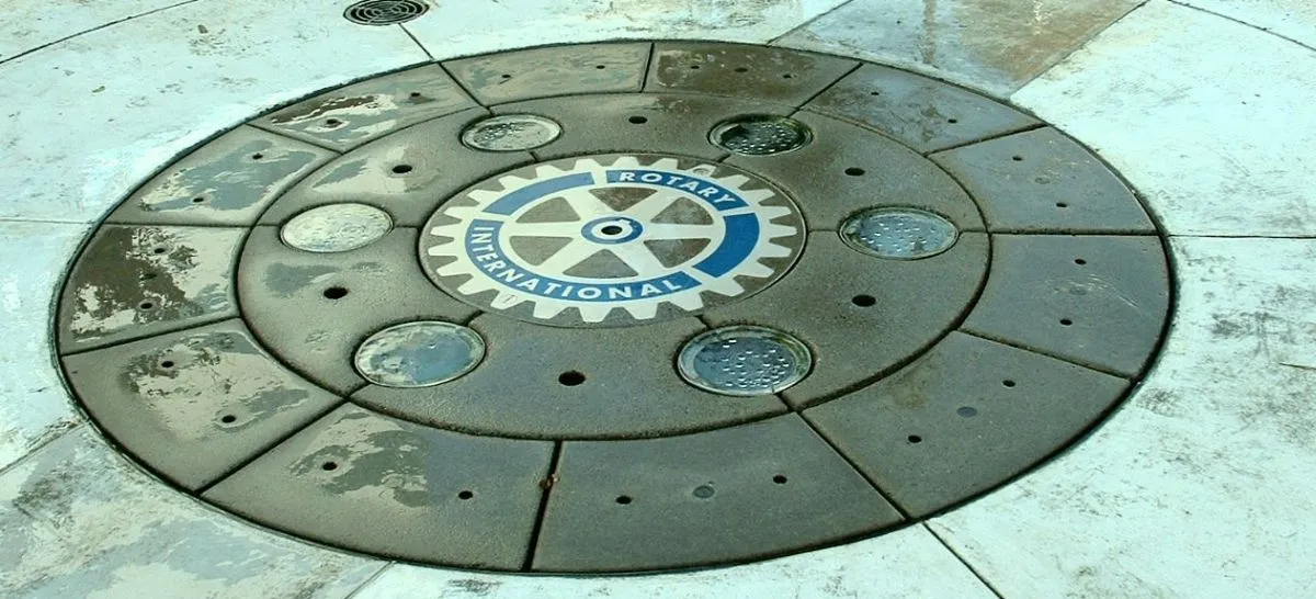 Rotary fountain by Corwin I from Flickr (CC BY-NC-SA 2.0)