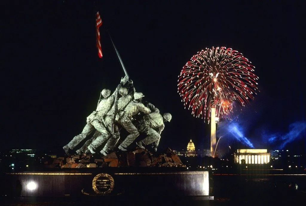The 1980 Fourth of July fireworks display in Washington, DC, is seen from the Iwo Jima Memorial in Arlington, VA. (Robert K. Hamilton / The Baltimore Sun)