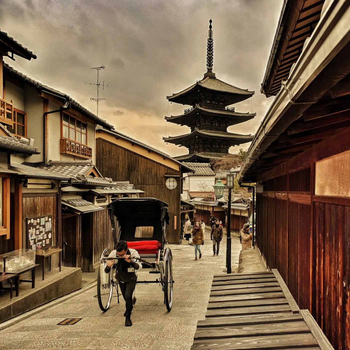 Yasaka pagoda and rickshaw (2017-12).jpeg